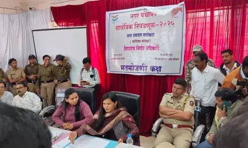 गोंदिया जिले के सालेकसा के स्ट्रॉग रूम में ईवीएम से छेड़छाड़ गोंदिया जिले के सालेकसा के स्ट्रॉग रूम में ईवीएम से छेड़छाड़