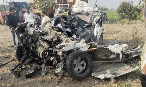 ट्रक के पीछे जा टकराई कार, उड़े परखच्चे - भीषण हादसे में दो युवकों की मौके पर ही दर्दनाक मौत