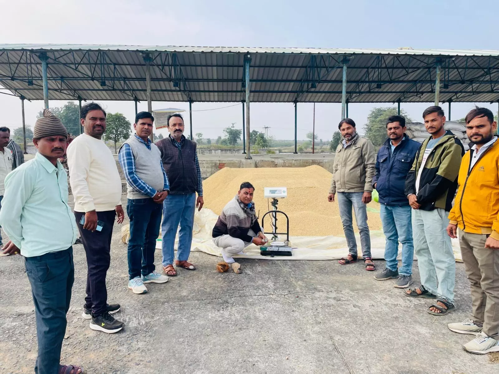 चार दिन बाद शुरू हो सकी खरीदी प्रक्रिया, किसानों ने ली राहत की सांस