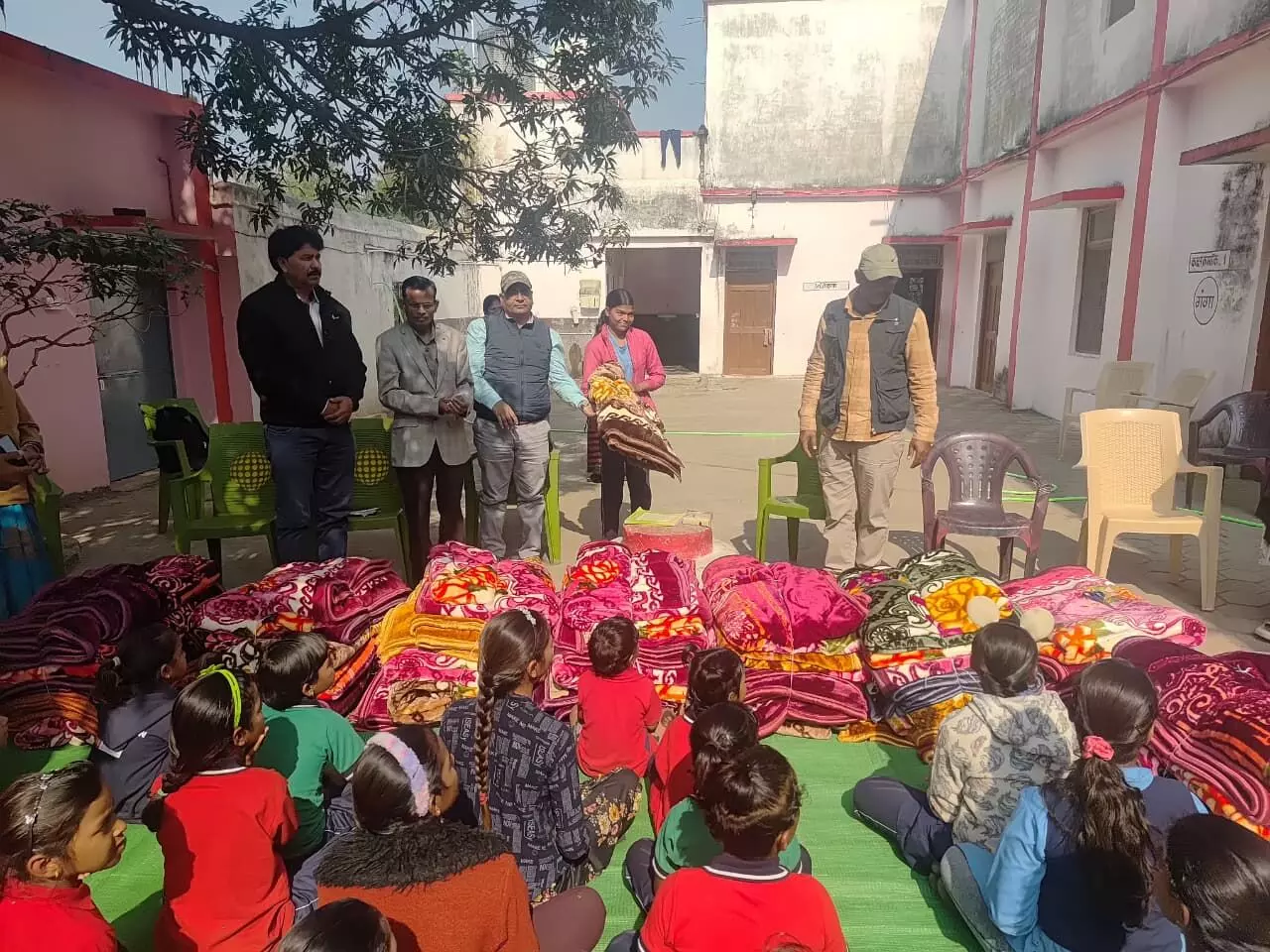 बालक एवं बालिका छात्रावास के बच्चों को वितरित किए गए कंबल, लास्ट वाइल्डरनेस फाउंडेशन की पहल