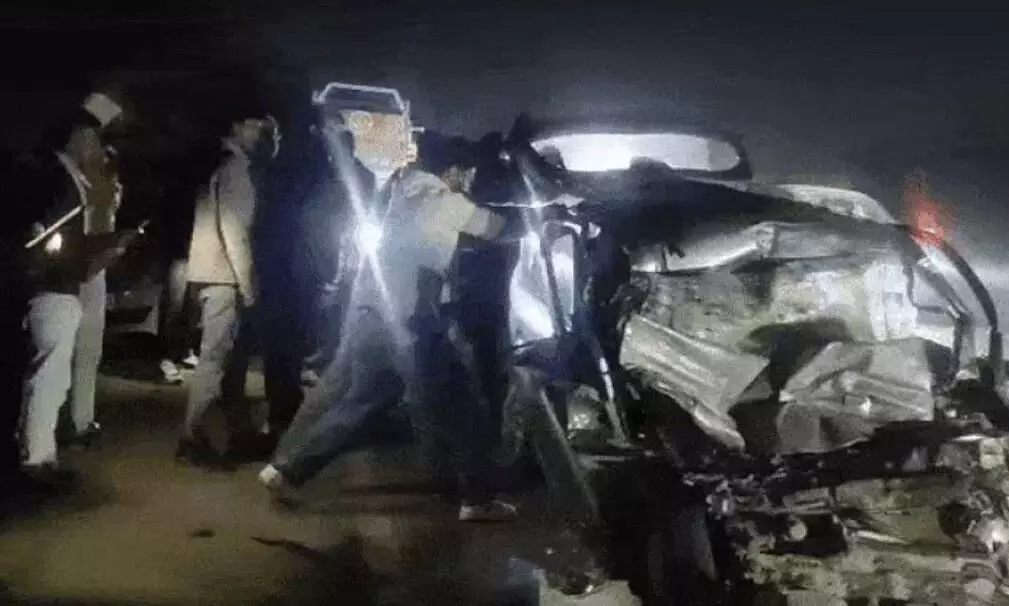 छतरपुर में बड़ा सड़क हादसा, तेज रफ्तार ट्रक ने कार को मारी टक्कर, 5 लोगों की मौके पर मौत