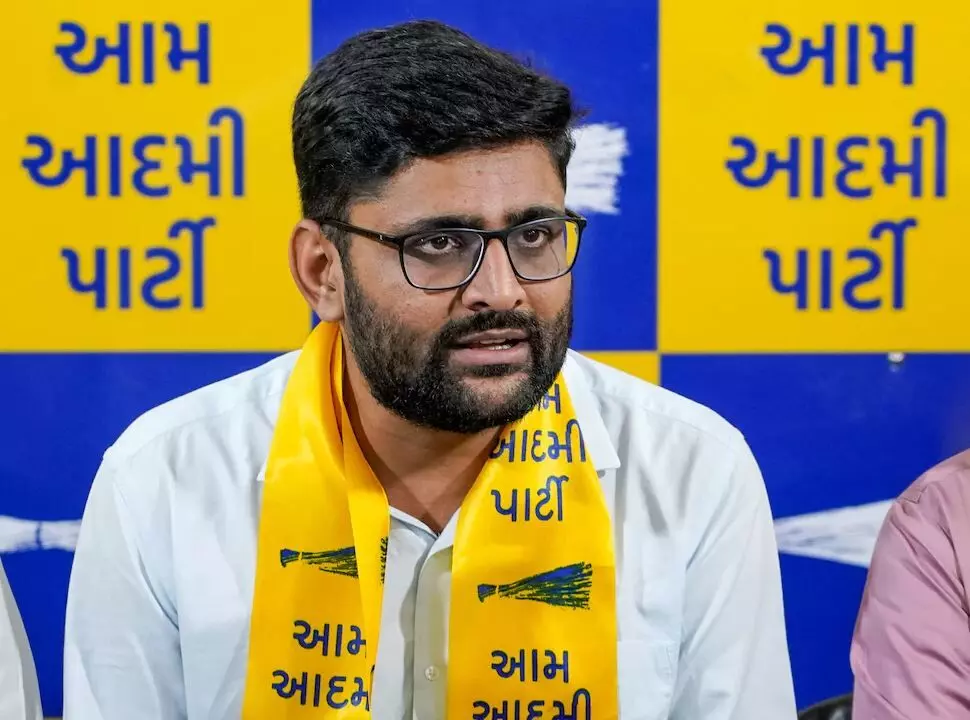 AAP विधायक गोपाल इटालिया पर जूता फेंकने पर सियासत तेज , केजरीवाल ने लगाया आरोप कहा - BJP और कांग्रेस... AAP विधायक गोपाल इटालिया पर जूता फेंकने पर सियासत तेज , केजरीवाल ने लगाया आरोप कहा - BJP और कांग्रेस...