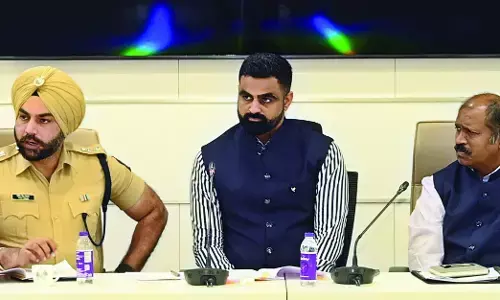 विजय स्तंभ अभिवादन लिए महिलाओं के लिए अलग मार्ग, हिरकणी कक्ष और स्वच्छता सुविधाएं स्थापित करें