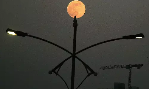 जादुई नजारा - साल के आखिरी सुपरमून ने आसमान में बिखेरी चमक, देखने वाले देखते ही रह गए