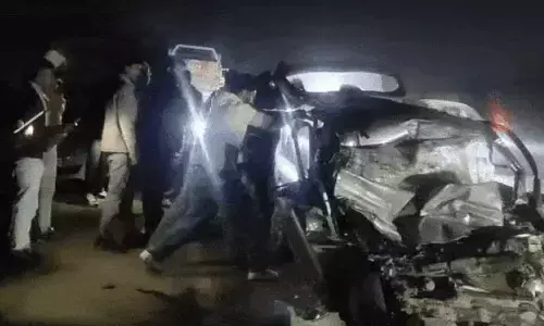 छतरपुर में बड़ा सड़क हादसा, तेज रफ्तार ट्रक ने कार को मारी टक्कर, 5 लोगों की मौके पर मौत