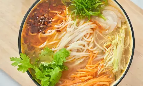 ठंड में कुछ अच्छा और हेल्दी खाने का हो रहा है मन? तो इस वेज थुकपा सूप को जरूर दें एक ट्राई, यहां देखें खास रेसिपी ठंड में कुछ अच्छा और हेल्दी खाने का हो रहा है मन? तो इस वेज थुकपा सूप को जरूर दें एक ट्राई, यहां देखें खास रेसिपी