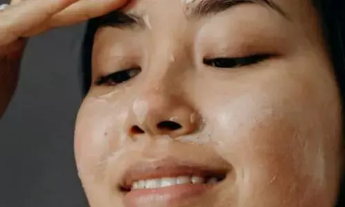 ठंड में चेहरा हो गया है बेजान? इन टिप्स को फॉलो करके अपने चेहरे को बनाएं ग्लोइंग और हाइड्रेटेड