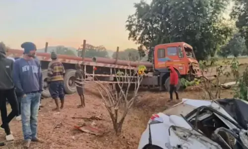 जशपुर में कार और ट्रक के बीच भीषण टक्कर, 5 लोगों की हुई मौत जशपुर में कार और ट्रक के बीच भीषण टक्कर, 5 लोगों की हुई मौत