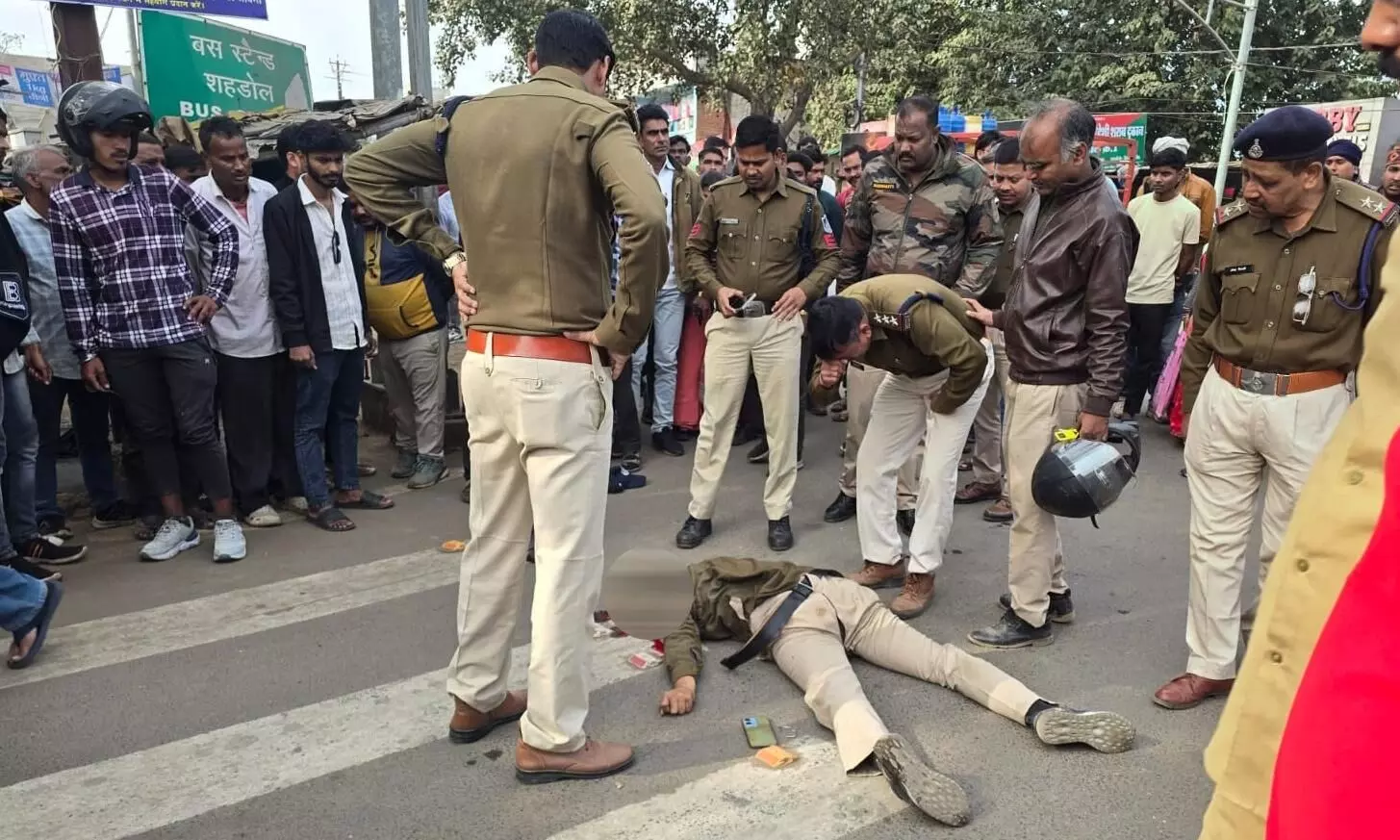 स्टैण्ड में ड्यूटी पर तैनात पुलिस आरक्षक को बस ने कुचला स्टैण्ड में ड्यूटी पर तैनात पुलिस आरक्षक को बस ने कुचला