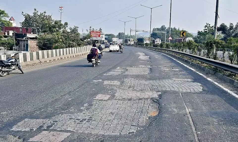 हादसों को न्यौता, पेवर ब्लॉक से भर दिए हाईवे के गड्ढे