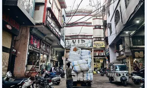 गलगला क्षेत्र की बहुमंजिला इमारतों में कपड़े के कारखाने, भारी पड़ सकती है लापरवाही