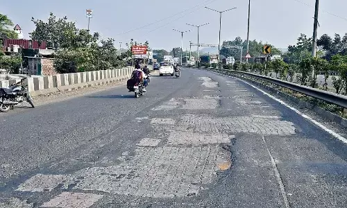 हादसों को न्यौता, पेवर ब्लॉक से भर दिए हाईवे के गड्ढे