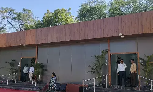 सामाजिक न्याय मंत्री शिरसाट के कक्ष की बत्ती गुल, कैबिनेट मंत्रियों के लिए बनाए गए अस्थायी फोटो कक्ष में पहले ही दिन खामी