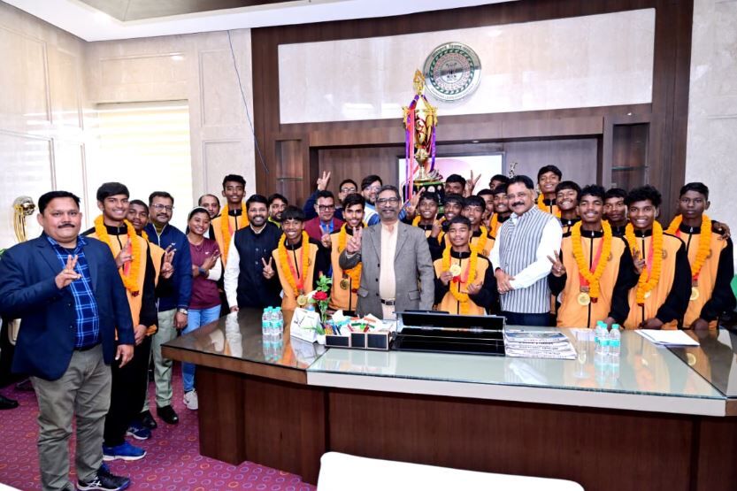 Jharkhand News: मुख्यमंत्री हेमंत सोरेन से झारखंड विधानसभा में भारतीय खो-खो महासंघ (KKFI) के प्रतिनिधिमंडल ने शिष्टाचार मुलाकात की | Jharkhand DPR, Jharkhand ...