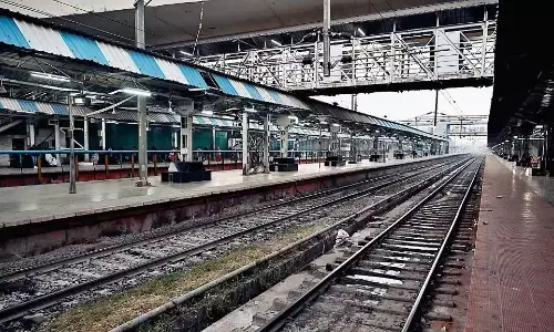 मदन महल स्टेशन के फुटओवर ब्रिज की खामियां यात्रियों के लिए बन गई मुसीबत