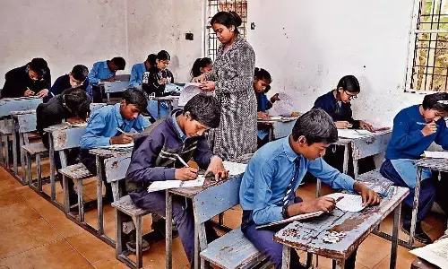 सहायक बीएलओ ने संभाला जिम्मा, हिन्दी विषय के साथ शुरू हुईं अर्ध वार्षिक परीक्षाएं