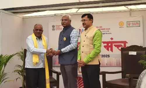 पुरातत्व शोधकर्ता और लेखक डॉ. मनोहर नरांजे का डॉ. प्रबाश साहु ने किया सत्कार