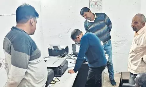 आधार कार्य के लिए निर्धारित शुल्क से अधिक की वसूली, दो सेंटरों पर कार्रवाई