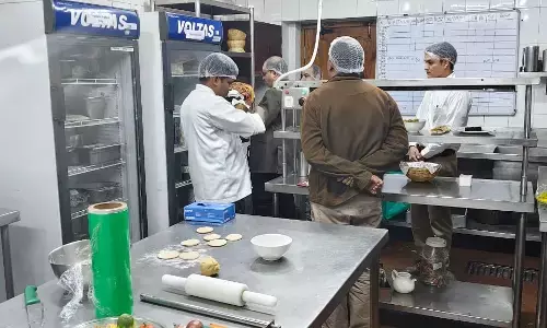 ताज सफारी रिजॉर्ट में बिना अनुमति चल रहा था बार, मिस ब्रांडेड दलिया भी मिला