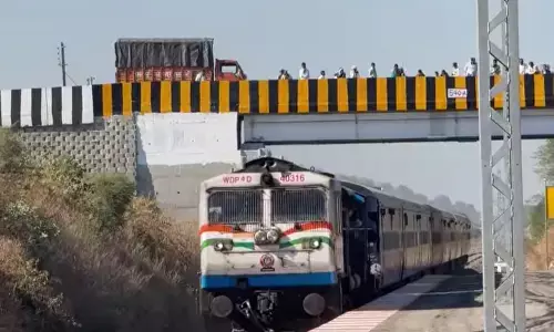 आठ डिब्बों वाली ट्रेन वडवाणी स्टेशन पहुंची, पटरियों और पुलों का निरीक्षण करते हुए 31 किलोमीटर की दूरी तय आठ डिब्बों वाली ट्रेन वडवाणी स्टेशन पहुंची, पटरियों और पुलों का निरीक्षण करते हुए 31 किलोमीटर की दूरी तय