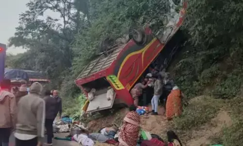 बस ने खोया कंट्रोल, सीधा जा गहरी घाटी में गिरी, 9 लोगों ने गंवाई जान, आंध्र प्रदेश में भयानक हादसा बस ने खोया कंट्रोल, सीधा जा गहरी घाटी में गिरी, 9 लोगों ने गंवाई जान, आंध्र प्रदेश में भयानक हादसा
