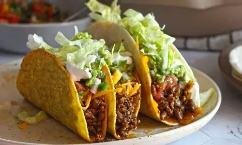 कुछ चटपटा खाने का मन है? चलिए इंडियन स्टाइल में बनाते हैं टेस्टी टैको कुछ चटपटा खाने का मन है? चलिए इंडियन स्टाइल में बनाते हैं टेस्टी टैको