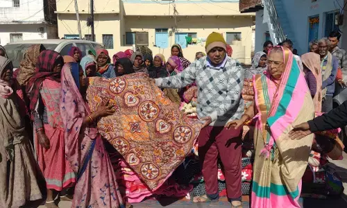 हेमलता विजय चंसौरिया ने जरूरतमंद लोगों को प्रदान की रजाई, सेवा कार्य की सराहना हेमलता विजय चंसौरिया ने जरूरतमंद लोगों को प्रदान की रजाई, सेवा कार्य की सराहना