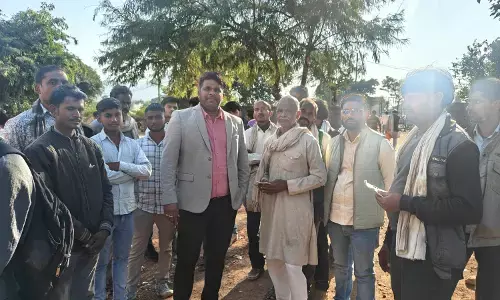 तहसीलदार पहुंचे खाद वितरण केंद्र, किसानों से की मुलाकात तहसीलदार पहुंचे खाद वितरण केंद्र, किसानों से की मुलाकात