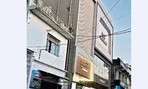 रहवासी क्षेत्र में कारखाने और गोदाम से बढ़ा हादसा का खतरा, जनसुरक्षा की परवाह नहीं