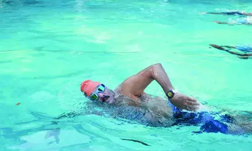 लगातार 7 घंटे तैराकी कर 70 साल के अनिल  ने बनाया रिकार्ड