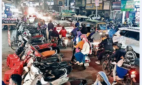 सिविक सेंटर चौपाटी के बाहर बेकाबू हो रहे हालात कभी भी लग जाता है जाम सिविक सेंटर चौपाटी के बाहर बेकाबू हो रहे हालात कभी भी लग जाता है जाम