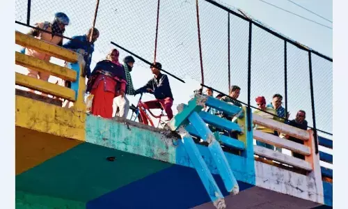 कछपुरा ब्रिज पर रेलिंग से टकराई कार एयरबैग खुलने से बाल-बाल बचे सवार