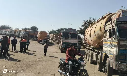 जाम में फंसी जननी एक्सप्रेस, जिला अस्पताल में गर्भस्थ शिशु की मौत जाम में फंसी जननी एक्सप्रेस, जिला अस्पताल में गर्भस्थ शिशु की मौत