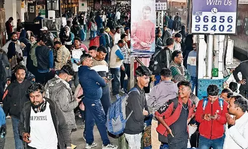 नये साल से पहले ट्रेनों में भीड़, कई में वेटिंग सैकड़ा पार नये साल से पहले ट्रेनों में भीड़, कई में वेटिंग सैकड़ा पार