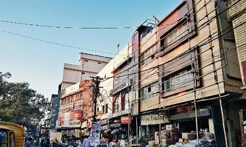 स्नेह नगर में ऑयल तो न्यू रामनगर में चल रहा लोहे की प्लेट का कारखाना, हादसों का खतरा स्नेह नगर में ऑयल तो न्यू रामनगर में चल रहा लोहे की प्लेट का कारखाना, हादसों का खतरा