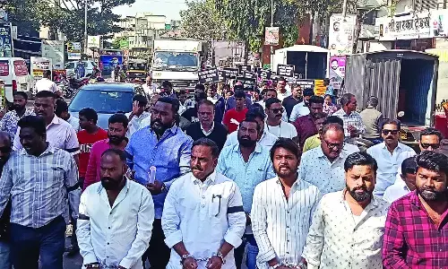 नवले ब्रिज का यम जाल तोड़ने के लिए नागरिकों ने बनाया वैकुंठ रथ नवले ब्रिज का यम जाल तोड़ने के लिए नागरिकों ने बनाया वैकुंठ रथ