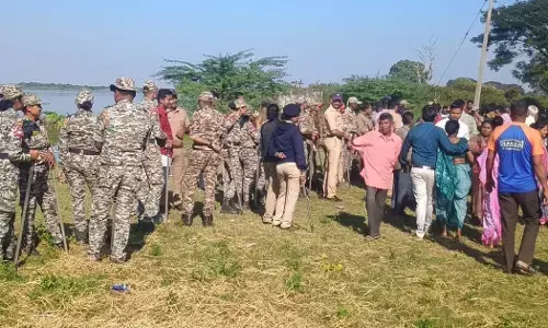 कारधा नदी तट पर जलसमािध आंदोलन के लिए पहुंचे प्रकल्पग्रस्त, प्रशासन ने रोका कारधा नदी तट पर जलसमािध आंदोलन के लिए पहुंचे प्रकल्पग्रस्त, प्रशासन ने रोका