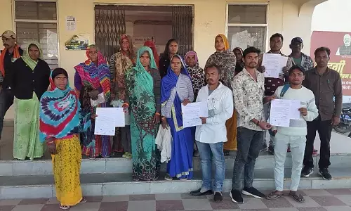 आवासीय पट्टा सर्वे नहीं होने से नाराजगी, एसडीएम को सौंपा ज्ञापन, कार्यवाही की मांग आवासीय पट्टा सर्वे नहीं होने से नाराजगी, एसडीएम को सौंपा ज्ञापन, कार्यवाही की मांग