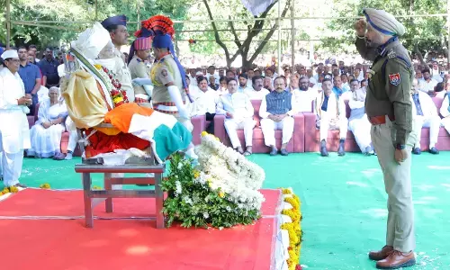 पूर्व केंद्रीय मंत्री शिवराज पाटील चाकुरकर का राजकीय सम्मान के साथ अंतिम संस्कार पूर्व केंद्रीय मंत्री शिवराज पाटील चाकुरकर का राजकीय सम्मान के साथ अंतिम संस्कार