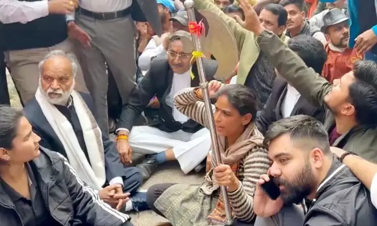 आईएएस वर्मा के खिलाफ सड़कों पर ब्राह्मण समाज, पुलिस से झड़प, वाॅटर कैनन का किया इस्तेमाल आईएएस वर्मा के खिलाफ सड़कों पर ब्राह्मण समाज, पुलिस से झड़प, वाॅटर कैनन का किया इस्तेमाल