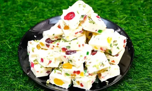 घर पर आसानी से बनाएं चॉकलेट बर्फी, क्रिसमस के लिए परफेक्ट रेसिपी घर पर आसानी से बनाएं चॉकलेट बर्फी, क्रिसमस के लिए परफेक्ट रेसिपी