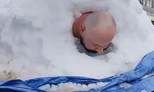 सिर छोड़कर बर्फ में घुसा दिया पूरा शरीर, बनाया वर्ल्ड रिकॉर्ड, सोशल मीडिया पर वीडियो हो रहा वायरल सिर छोड़कर बर्फ में घुसा दिया पूरा शरीर, बनाया वर्ल्ड रिकॉर्ड, सोशल मीडिया पर वीडियो हो रहा वायरल