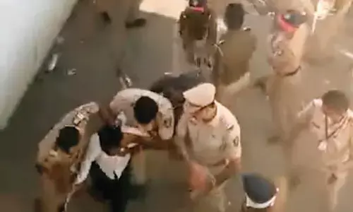 आंदोलनकारियों और पुलिस के बीच हुई धक्का-मुक्की, प्रदर्शनकारियों ने कहा - चॉकलेट नहीं, रोजगार दो, कोली समाज भी आक्रामक