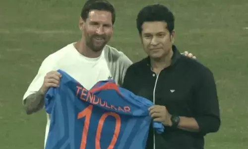 सचिन तेंदुलकर ने मेसी को दिया खास तोहफा, फुटबॉलर ने थामा तिरंगा, बच्चों के साथ खेली फुटबॉल सचिन तेंदुलकर ने मेसी को दिया खास तोहफा, फुटबॉलर ने थामा तिरंगा, बच्चों के साथ खेली फुटबॉल