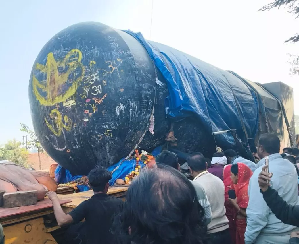 तमिलनाडू से बिहार के लिए ले जाया जा रहा दुनिया का सबसे वजनी और बड़ा शिवलिंग तमिलनाडू से बिहार के लिए ले जाया जा रहा दुनिया का सबसे वजनी और बड़ा शिवलिंग