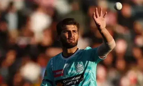 बिग बैश लीग में शाहीन अफरीदी की हुई जमकर धुलाई, डेब्यू मैच में ही कराई घनघोर बेइज्जती बिग बैश लीग में शाहीन अफरीदी की हुई जमकर धुलाई, डेब्यू मैच में ही कराई घनघोर बेइज्जती