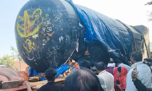 तमिलनाडू से बिहार के लिए ले जाया जा रहा दुनिया का सबसे वजनी और बड़ा शिवलिंग तमिलनाडू से बिहार के लिए ले जाया जा रहा दुनिया का सबसे वजनी और बड़ा शिवलिंग