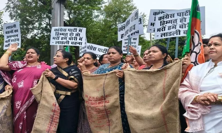 लाडली बहनों पर विवादित बयान देने वाले मंत्री शाह का महिला कांग्रेस ने जलाया पुतला लाडली बहनों पर विवादित बयान देने वाले मंत्री शाह का महिला कांग्रेस ने जलाया पुतला