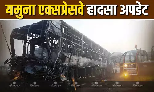 यमुना एक्सप्रेसवे हादसे में मृतकों की संख्या बढ़कर हुई 13, 70 घायल, पॉलिथीन बैग में ले जाए गए शवों के टुकड़े यमुना एक्सप्रेसवे हादसे में मृतकों की संख्या बढ़कर हुई 13, 70 घायल, पॉलिथीन बैग में ले जाए गए शवों के टुकड़े