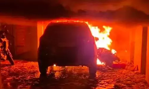 सोसाइटी के मीटर बॉक्स में आग, पार्किंग में खड़ी दो बाइक और दो कार जली सोसाइटी के मीटर बॉक्स में आग, पार्किंग में खड़ी दो बाइक और दो कार जली